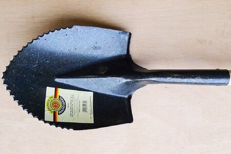 shw_shovel_with_serrated_edge_1.jpg